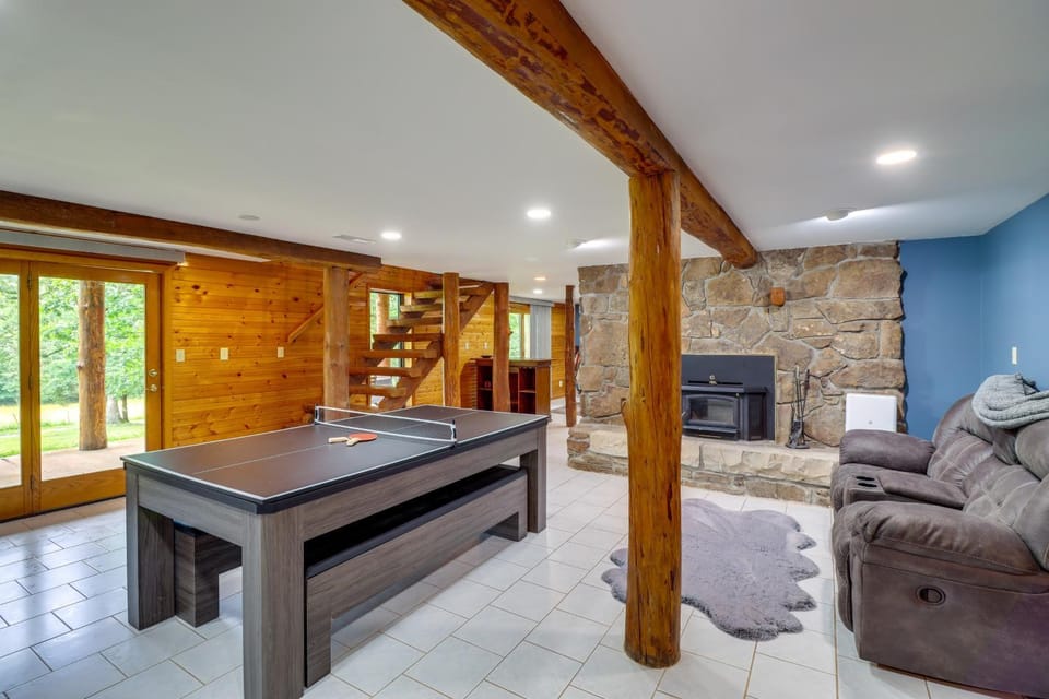 Game Room + Roof Deck: Ozarks Group Getaway! House in Buffalo River
