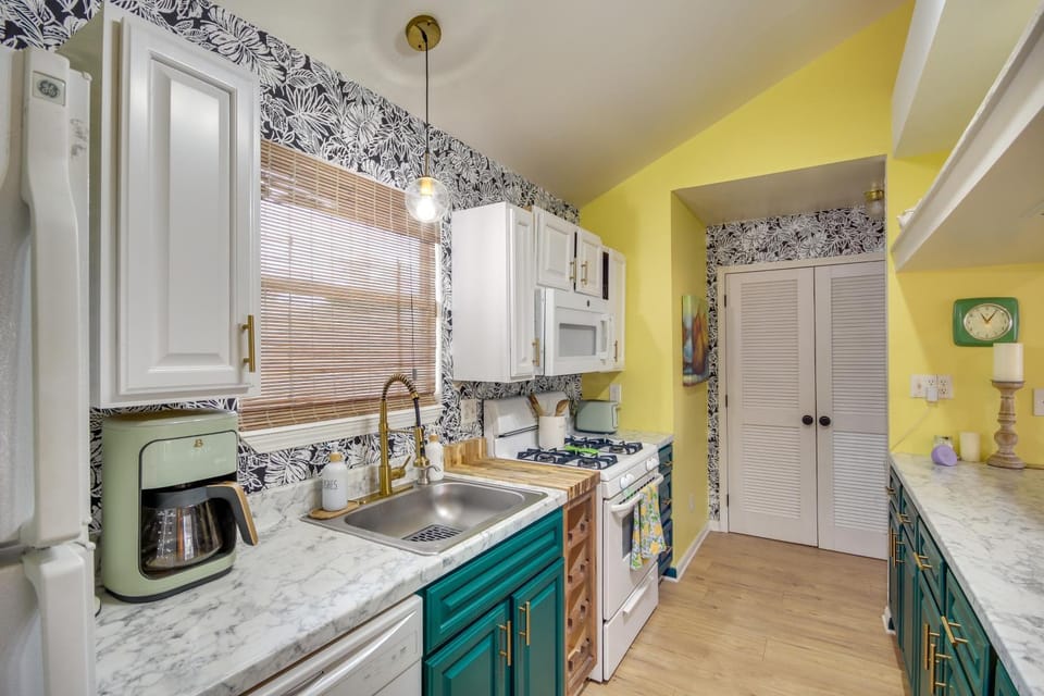 Walk to Ocean: Family Biloxi Haven w/ Pool & Patio Apartment in Biloxi