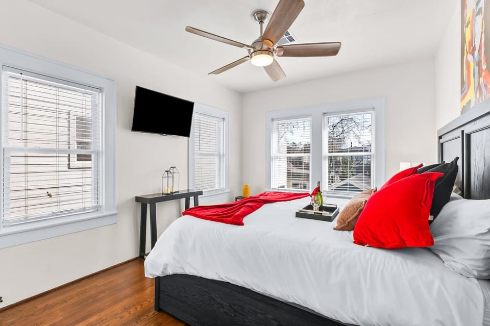 Cozy Upscale Montrose Loft Pool Table + Wine House in Harris County