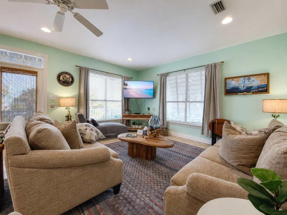 TV and multimedia, Living room, Decorative detail, Seating area, Evening entertainment