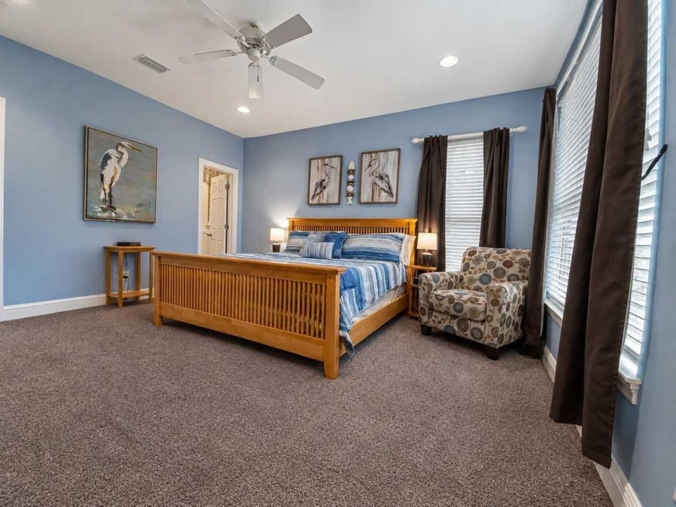 Bed, TV and multimedia, Photo of the whole room, Seating area, Bedroom