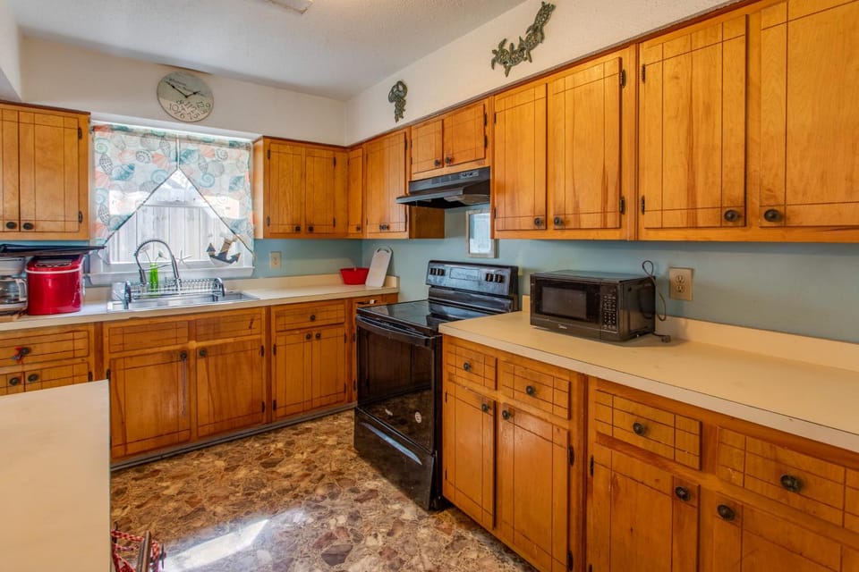 < 1 Mi to Beach! Home w/ Fenced Yard in Oak Island House in Oak Island