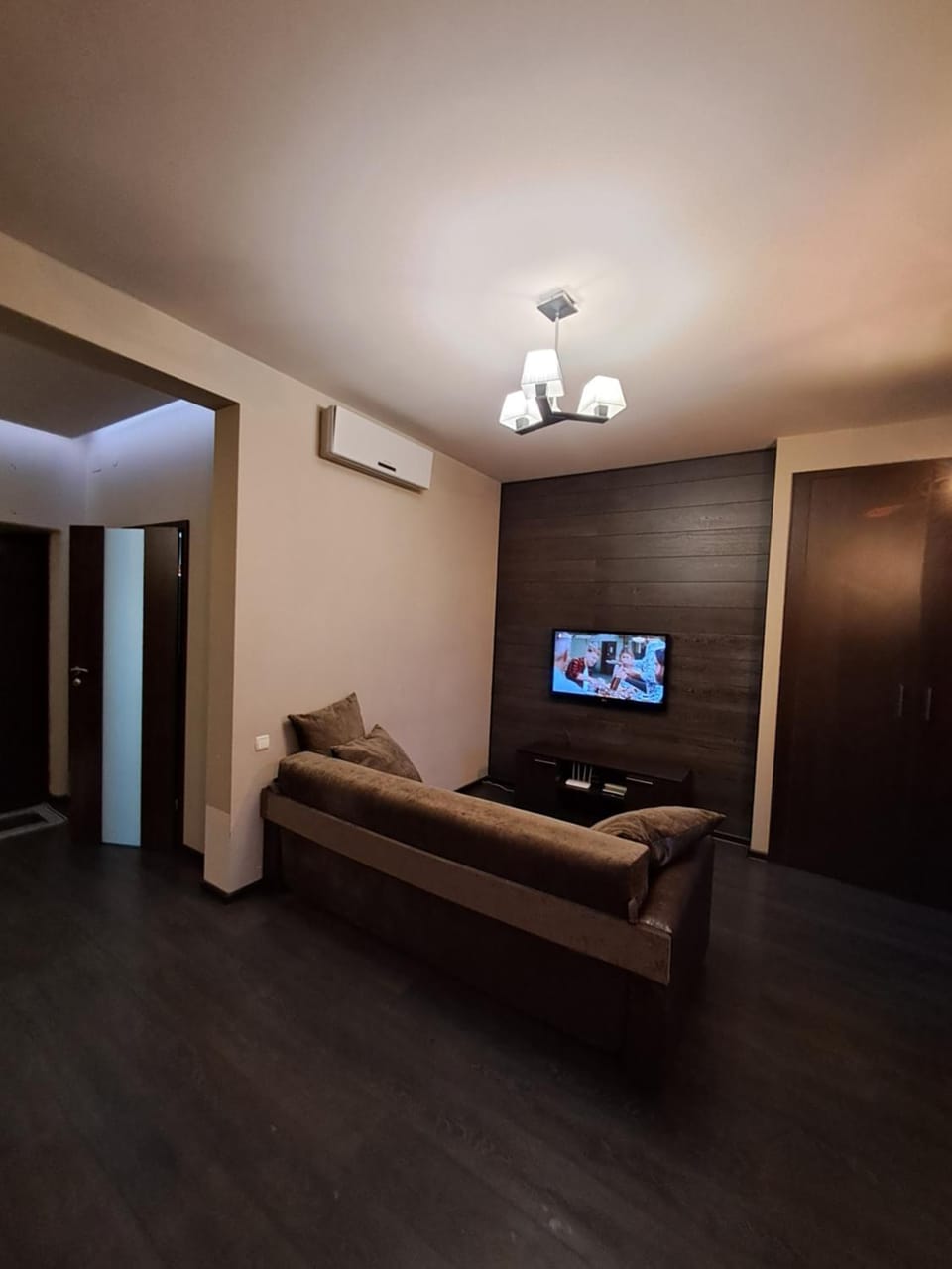 Communal lounge/ TV room, TV and multimedia, Living room, Seating area, Evening entertainment, air conditioner