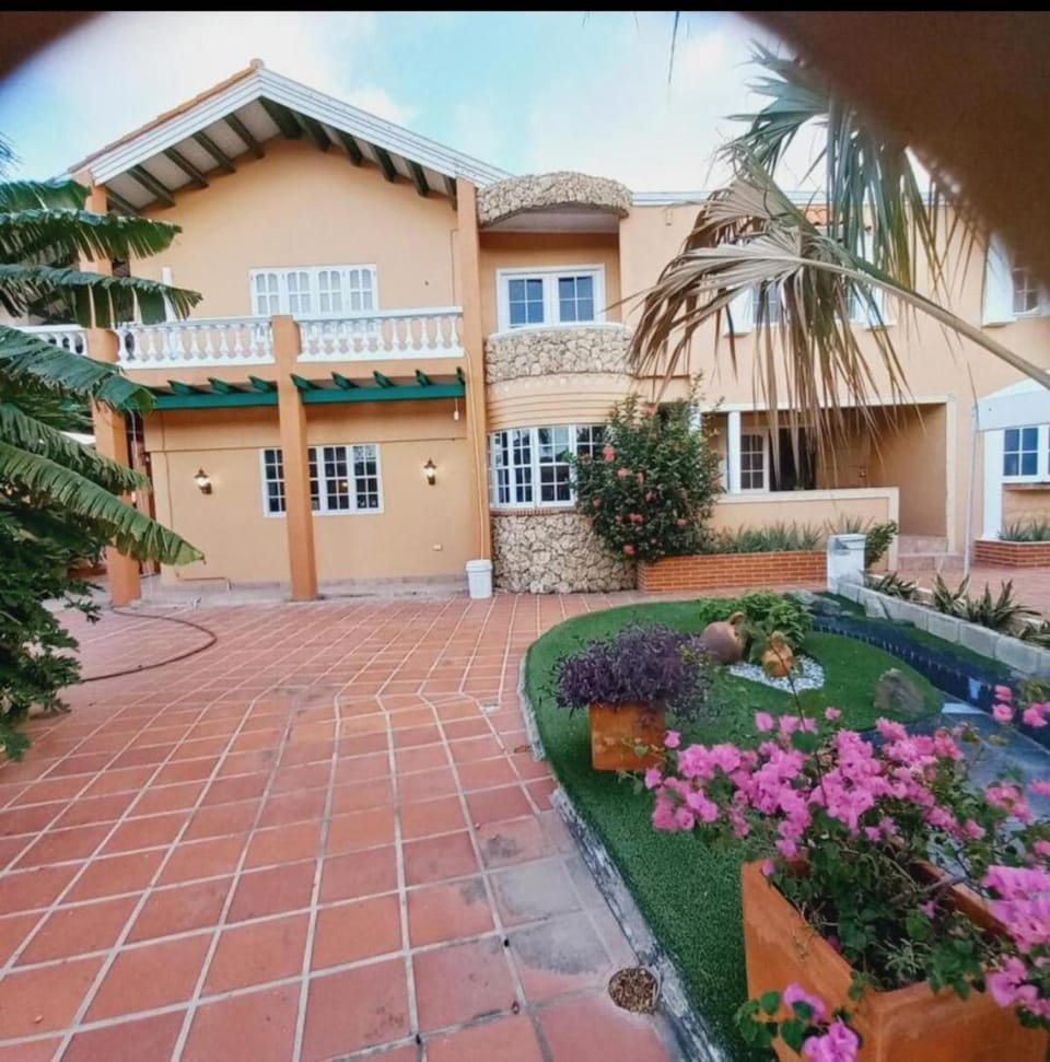 Thumbs up apartments with pool and near beach Apartment in Oranjestad