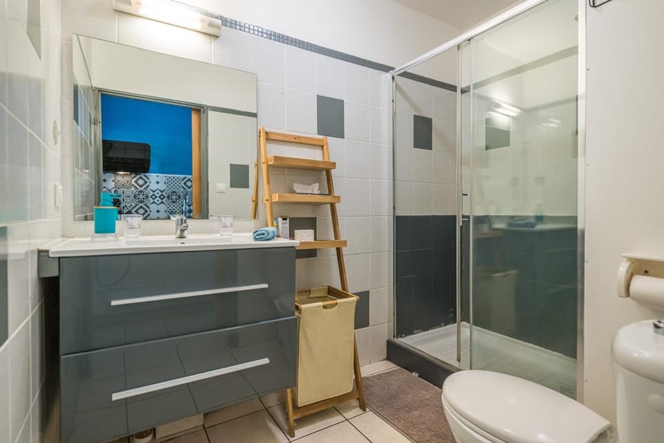 Shower, Toilet, Bathroom, towels