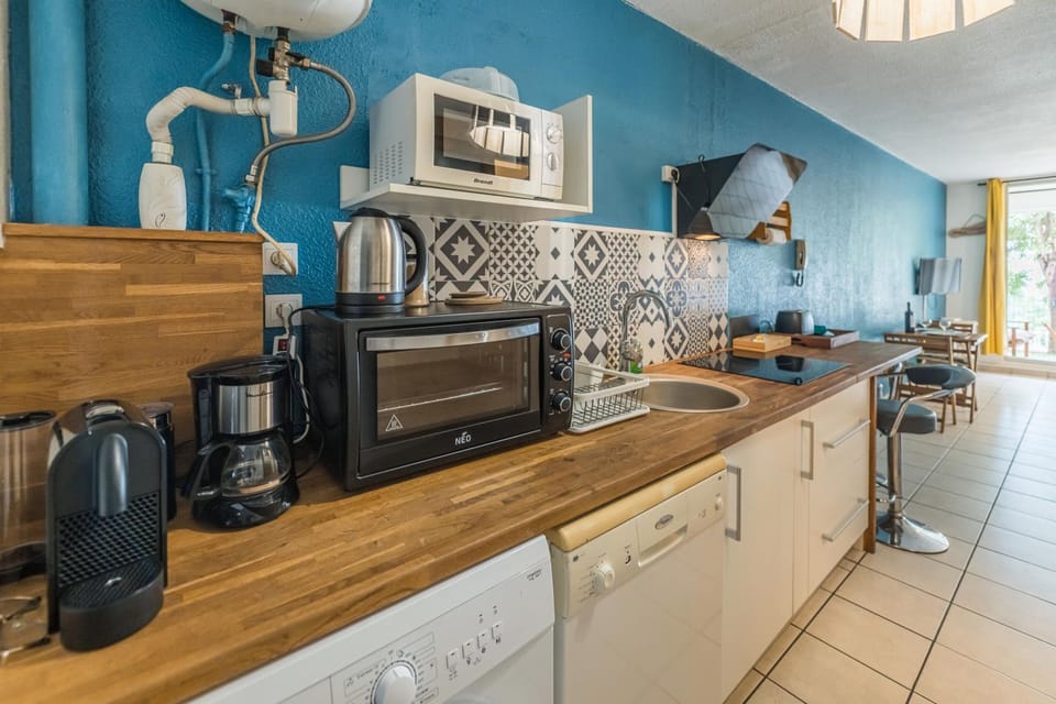 Kitchen or kitchenette, dishwasher, oven, stove