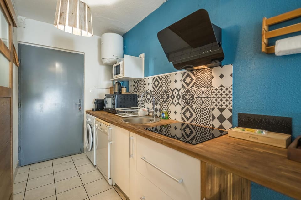 Kitchen or kitchenette, dishwasher, oven, stove