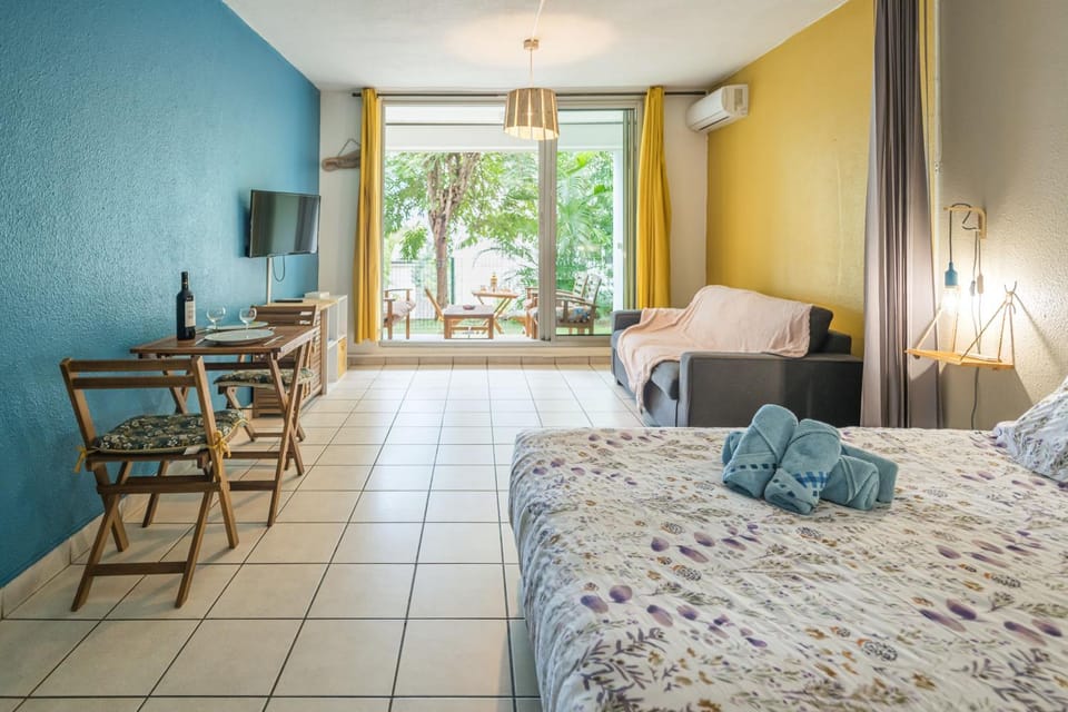 Bed, Living room, Photo of the whole room, towels