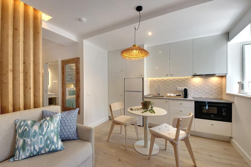 Kitchen or kitchenette, Living room, Seating area, Dining area