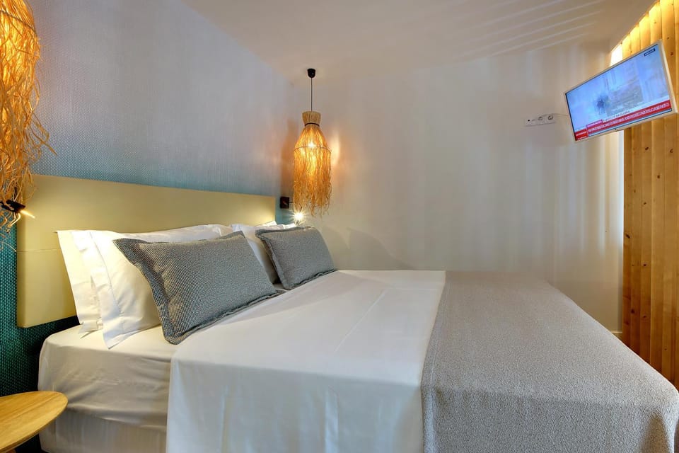 Bed, TV and multimedia, Bedroom