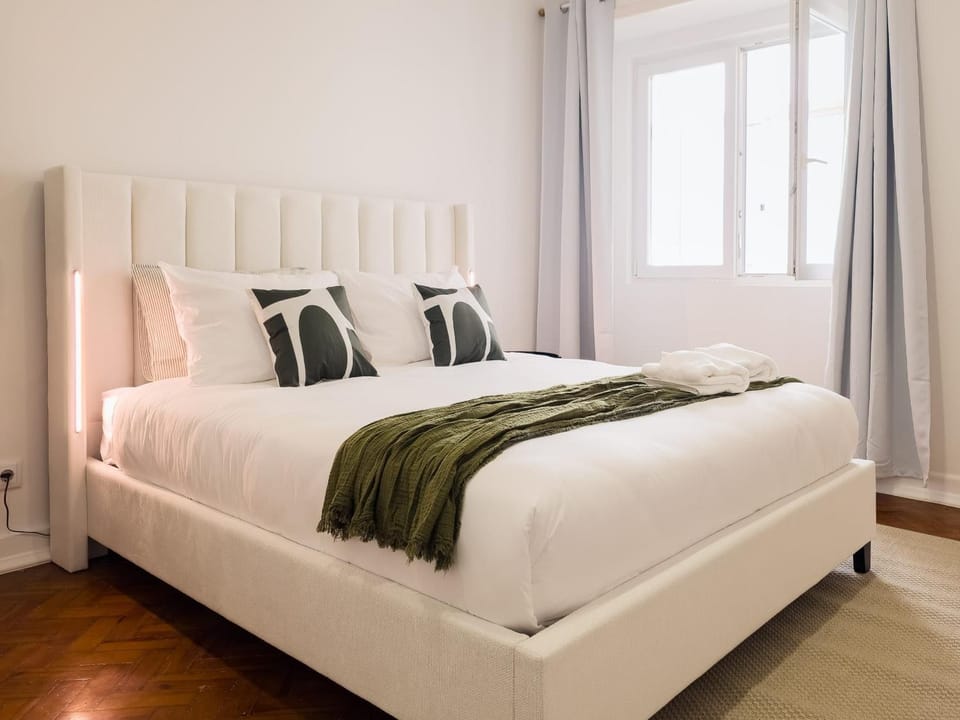 Photo of the whole room, Bedroom