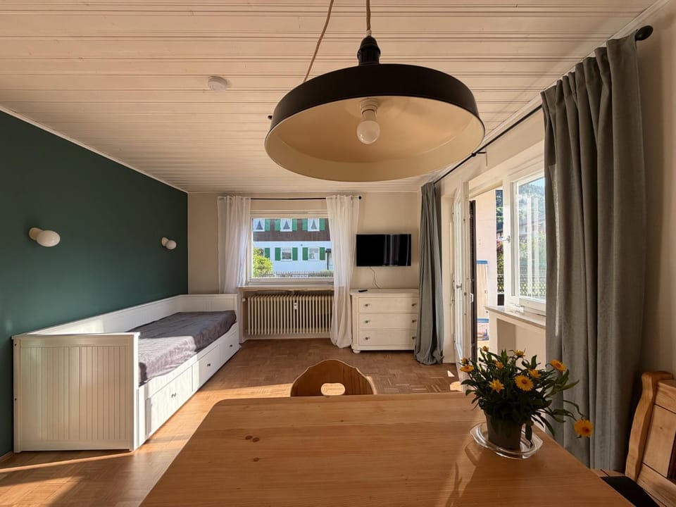 Bed, TV and multimedia, Dining area, Bedroom