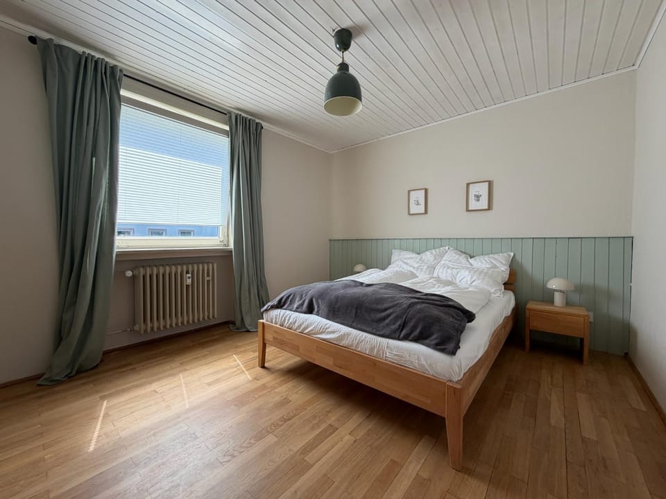Bedroom, Mountain view