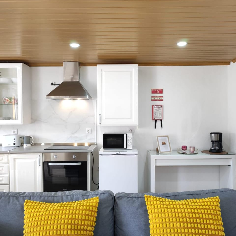 Coffee/tea facilities, Kitchen or kitchenette, oven, stove, toaster