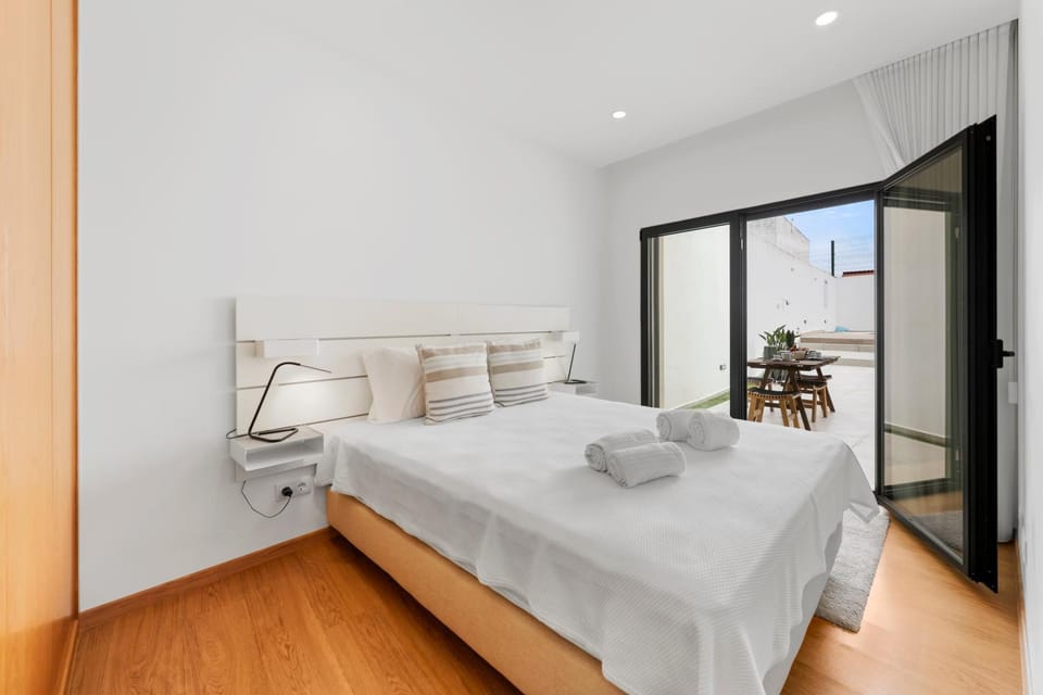 Bed, Photo of the whole room, Bedroom, Pool view, towels