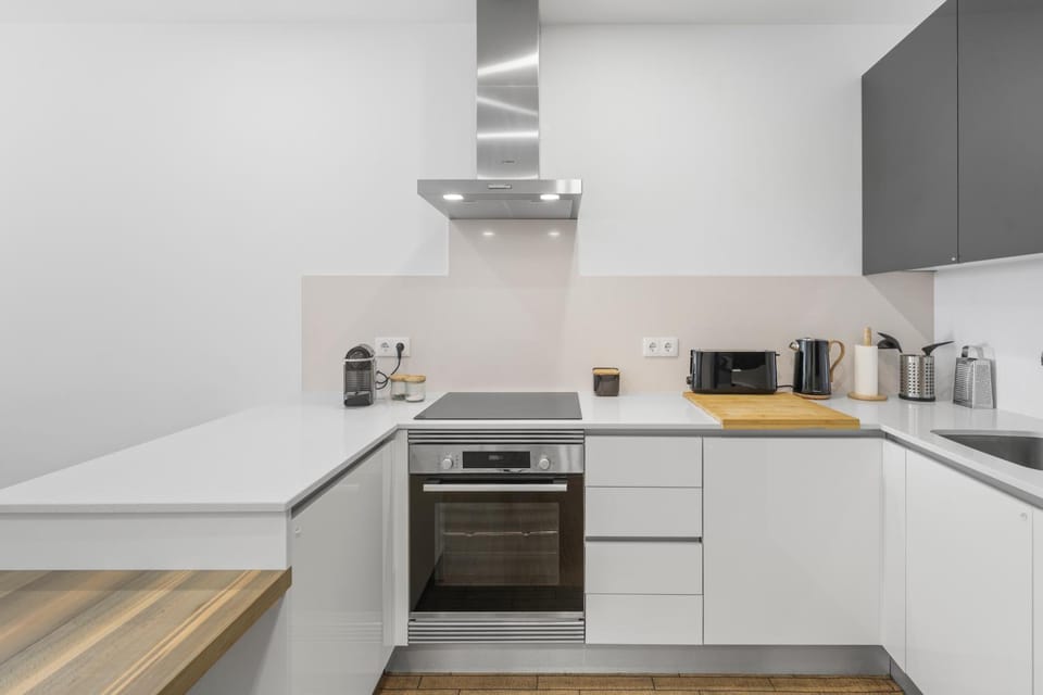 Coffee/tea facilities, dishwasher, stove, toaster, kitchen
