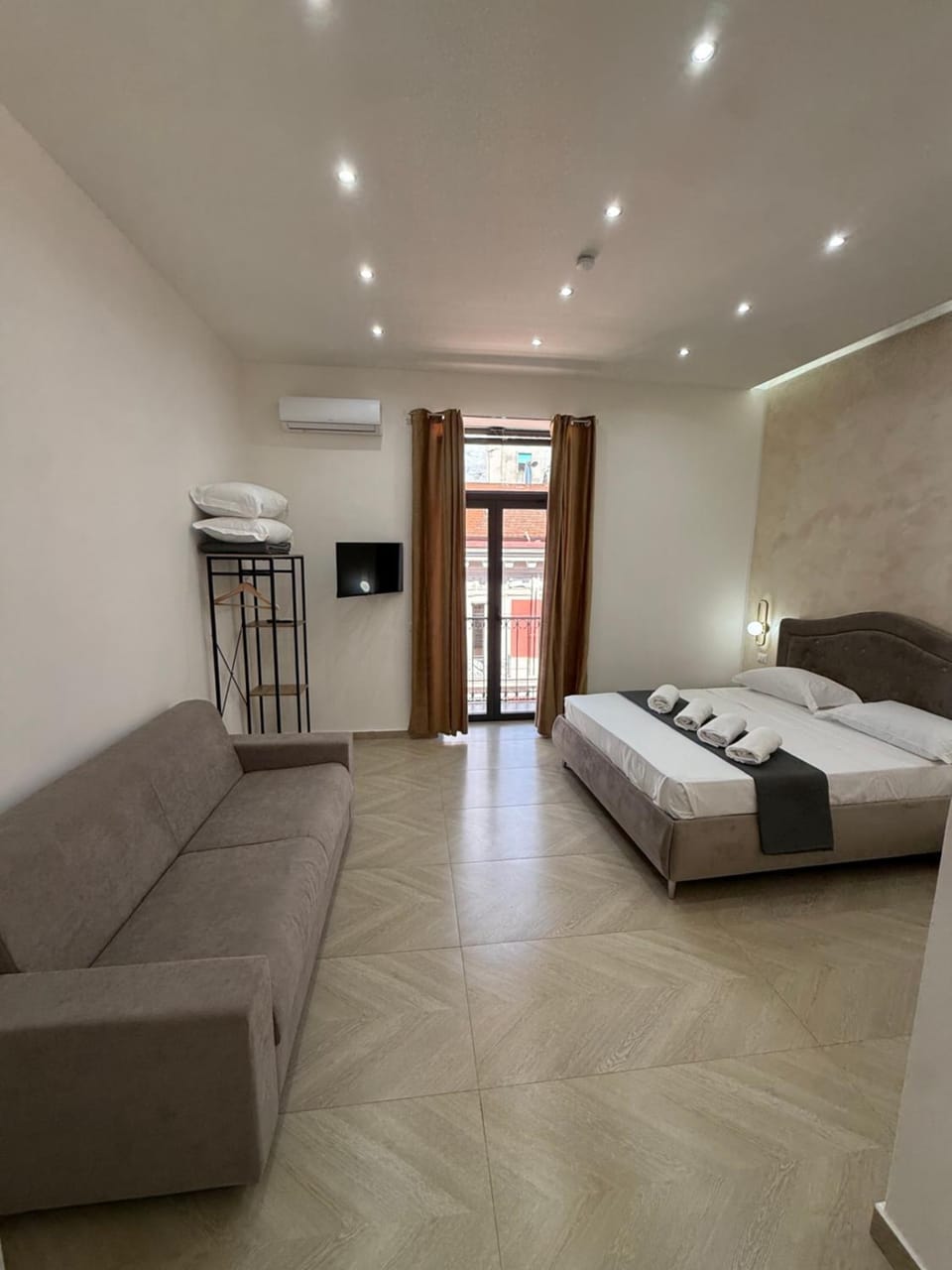 Valentino Station Garibaldi Apartment in Naples