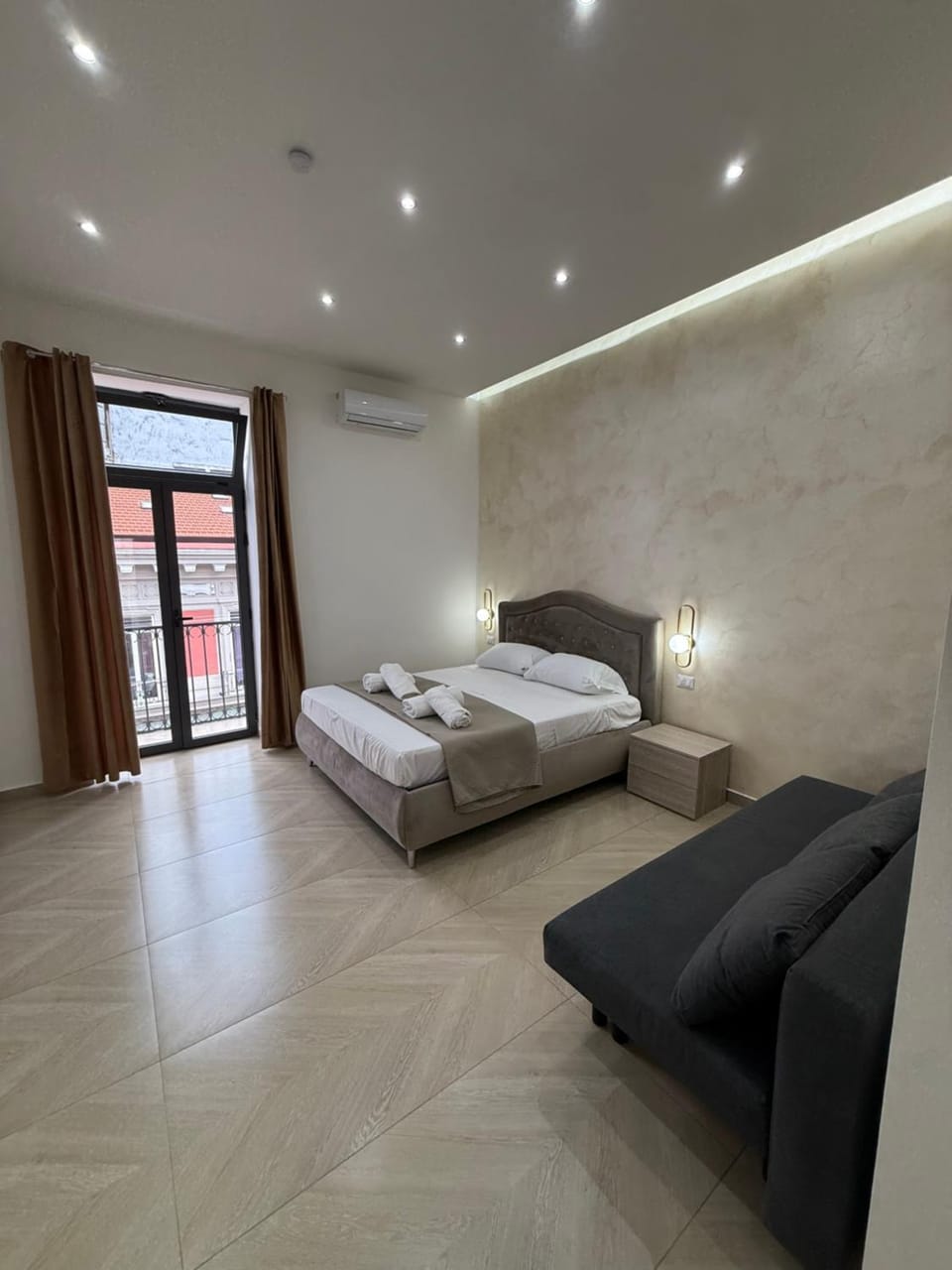 Valentino Station Garibaldi Apartment in Naples