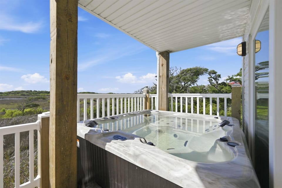 Breeze on the Bay Hot Tub ICW Sunset Views House in North Topsail Beach