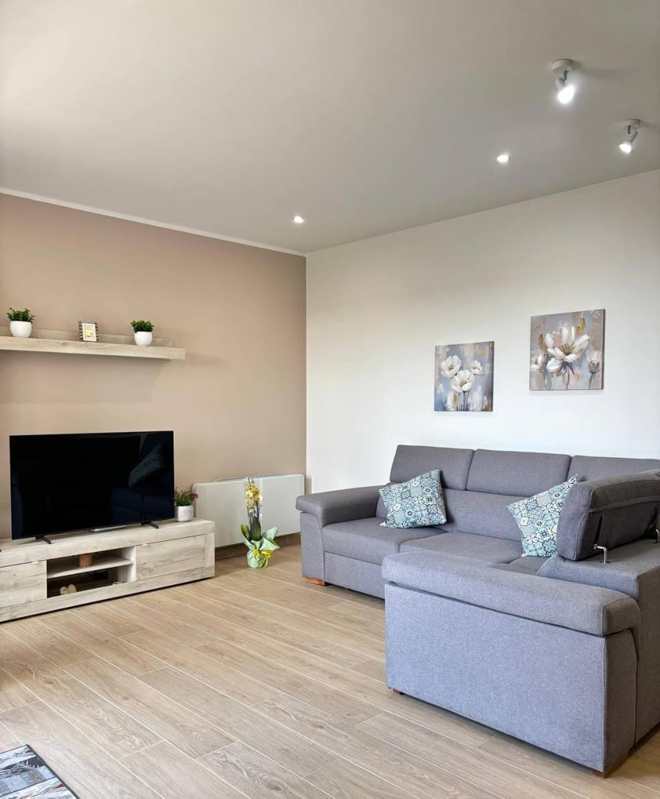Communal lounge/ TV room, TV and multimedia, Living room, Seating area, Evening entertainment