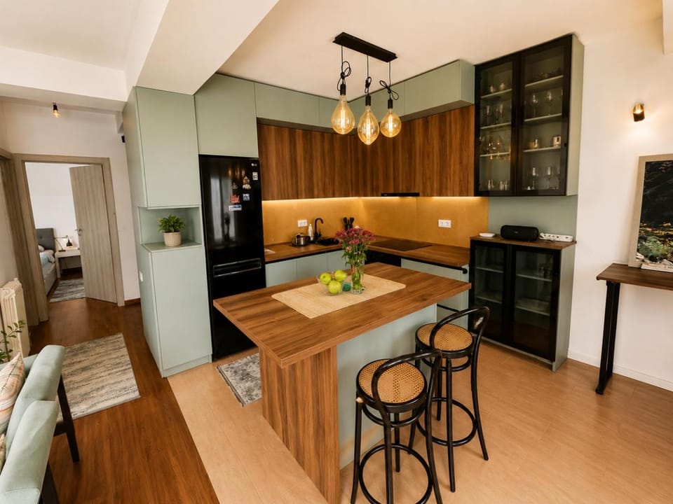 Kitchen or kitchenette, Dining area