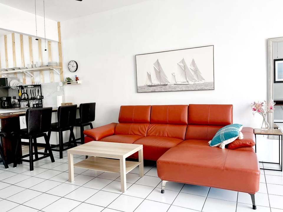 Kitchen or kitchenette, Living room, Seating area, Dining area