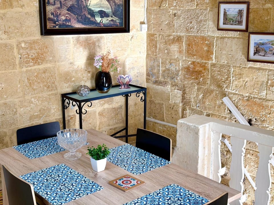 Seating area, Dining area