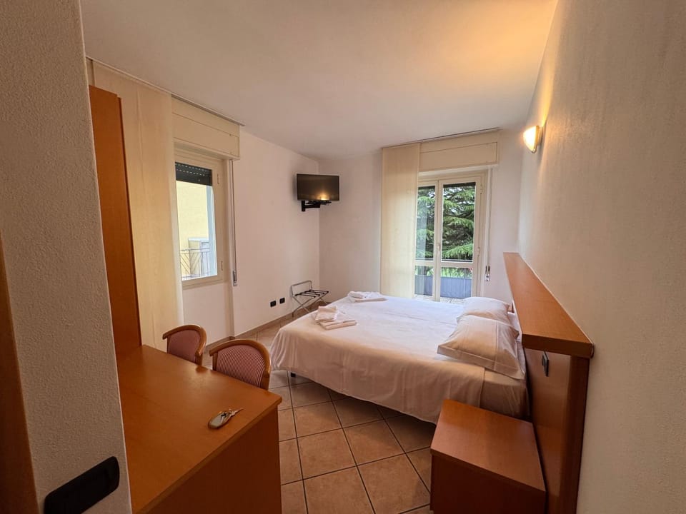 Bed, TV and multimedia, Bedroom