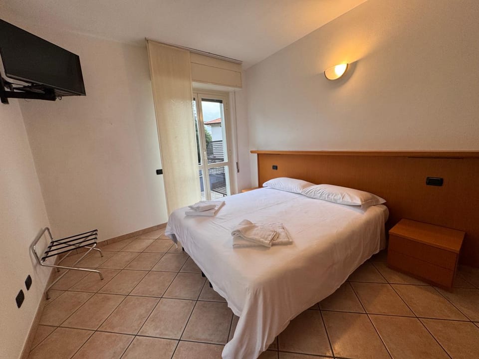 Bed, TV and multimedia, Photo of the whole room