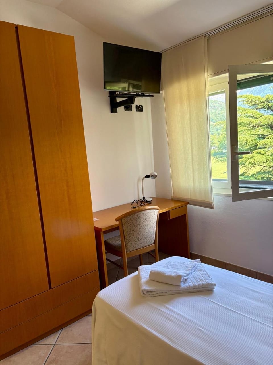 Bed, TV and multimedia, wardrobe