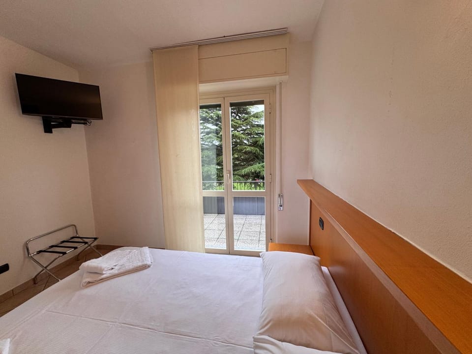 Bed, TV and multimedia, Photo of the whole room