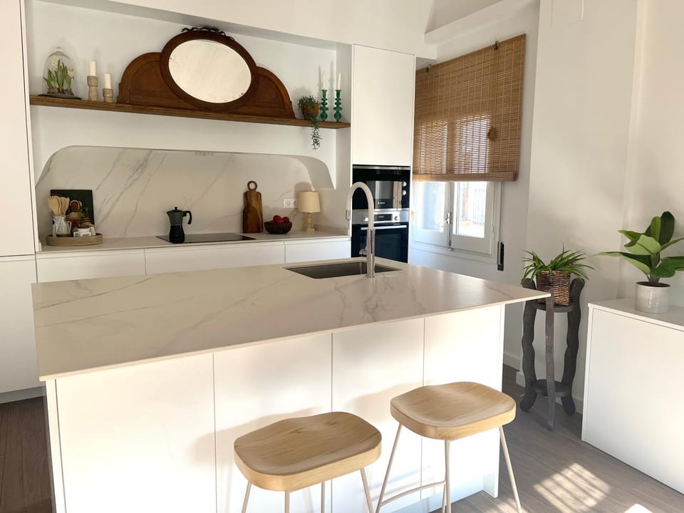 Kitchen or kitchenette, Dining area, oven, stove