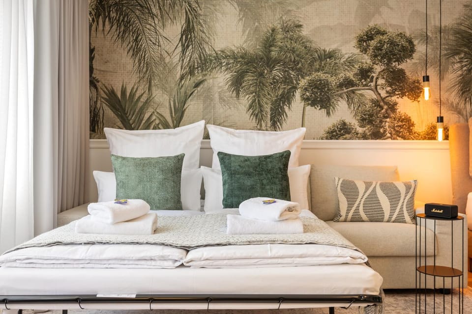 Bed, towels