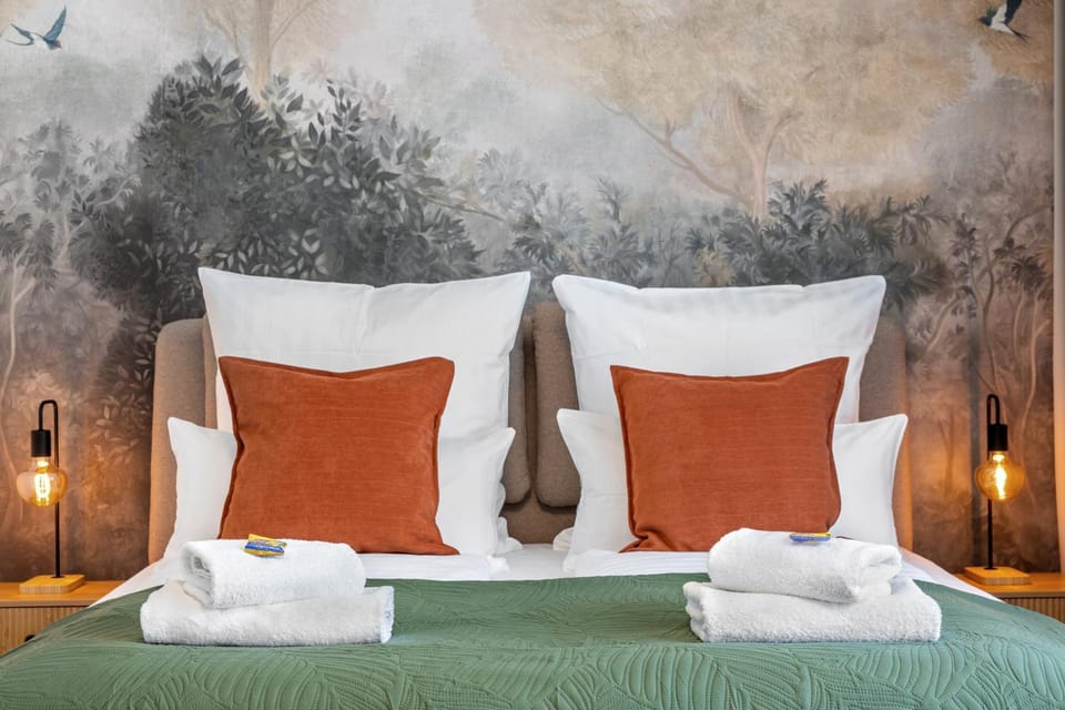 Bed, Bedroom, towels