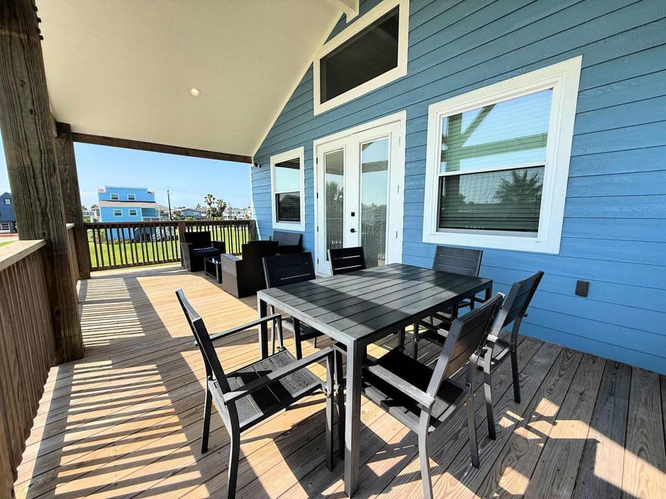Island Time - Breezy Covered Porch Coastal Modern House in Galveston Island