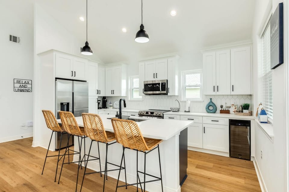 Island Time - Breezy Covered Porch Coastal Modern House in Galveston Island