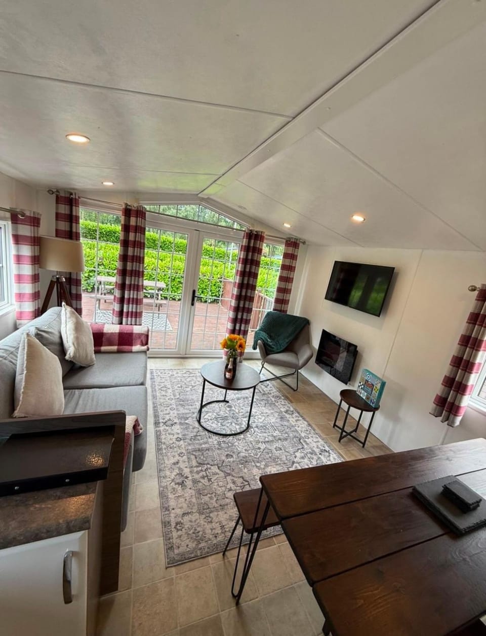 TV and multimedia, Living room, Seating area, Evening entertainment