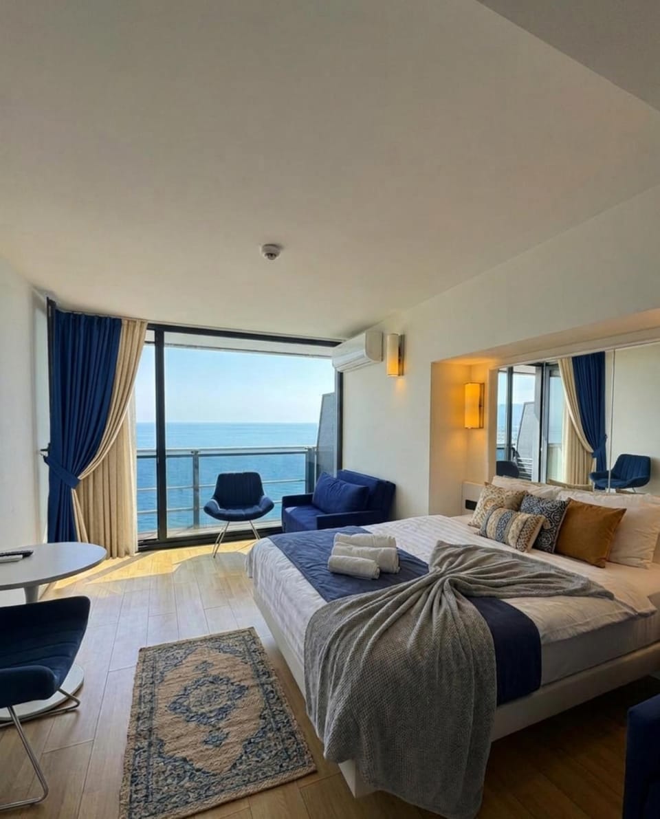 Bed, TV and multimedia, Bedroom
