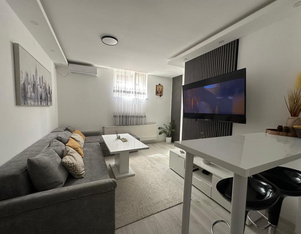 Communal lounge/ TV room, TV and multimedia, Living room, Seating area, Evening entertainment