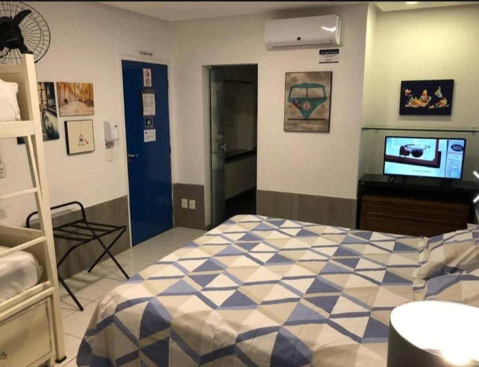 Bed, TV and multimedia, Photo of the whole room, Bedroom, hair dresser, air conditioner