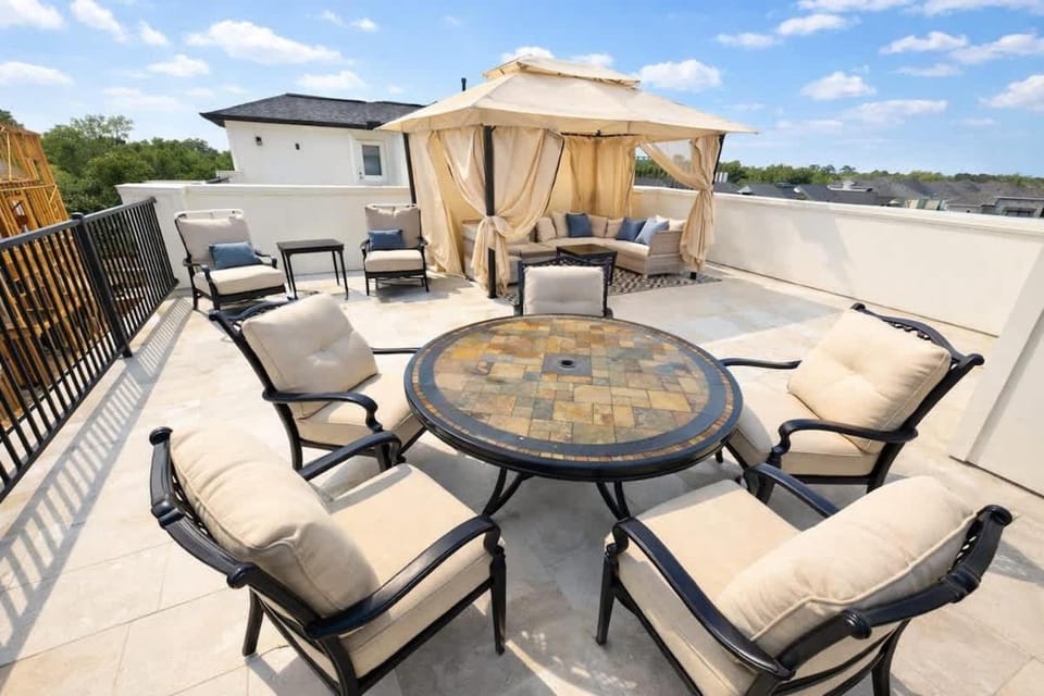 Memorial Rooftop Villa Gated Retreat with Terrace House in Houston