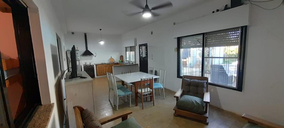 Casa totalmente Equipada con Patio amplio y Pileta Apartment in Zarate