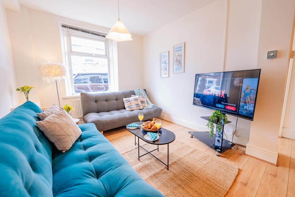 Communal lounge/ TV room, TV and multimedia, Living room, Entertainment