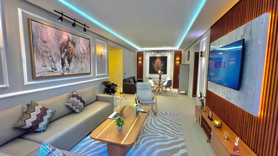 Communal lounge/ TV room, TV and multimedia, Living room, Seating area, air conditioner