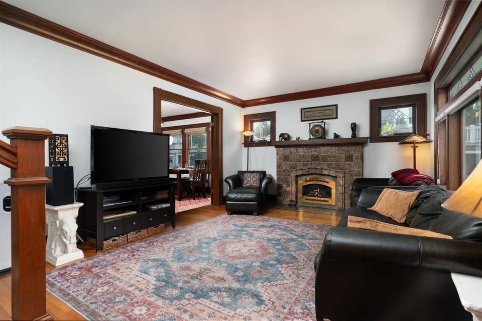 Beautiful Craftsman with Off-street parking, EV charger, Yard Dogs OK! House in Seattle