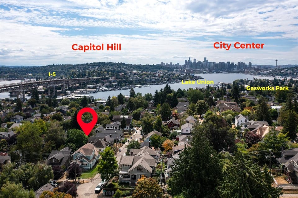Beautiful Craftsman with Off-street parking, EV charger, Yard Dogs OK! House in Seattle