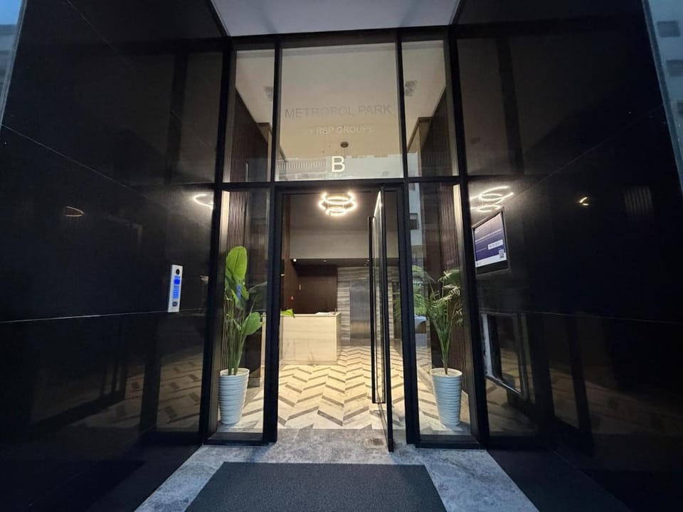 Elegant 2 BR Apartment in Downtown Casa - parking - fiber optic Apartment in Casablanca