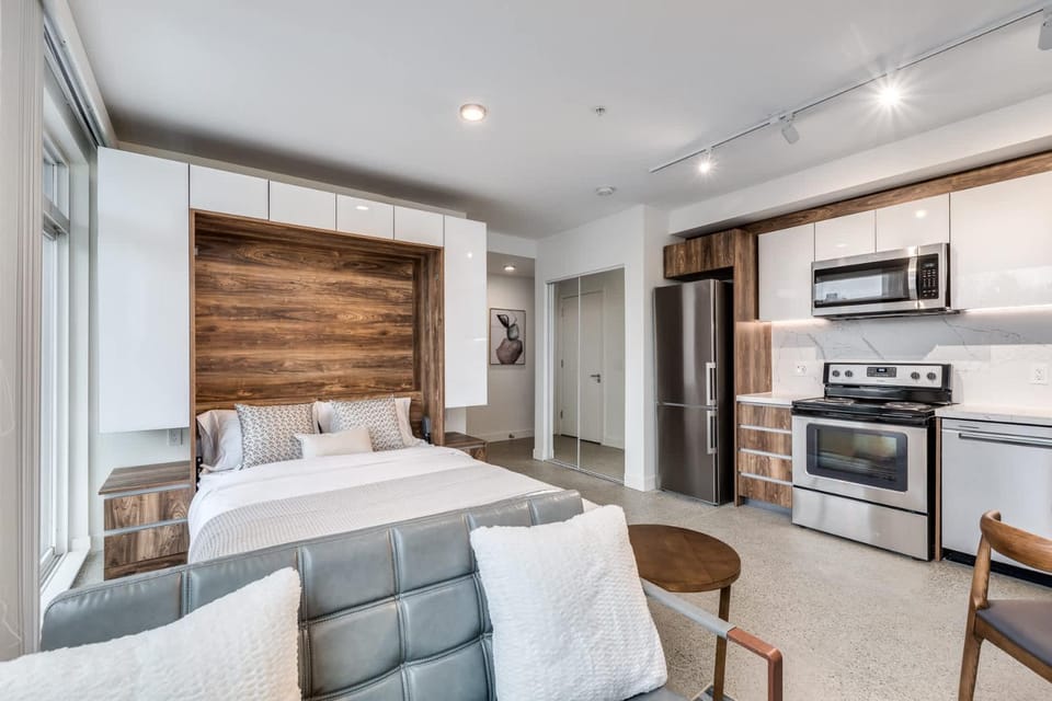 Modern Downtown Studio Walk to English Bay Apartment in Vancouver