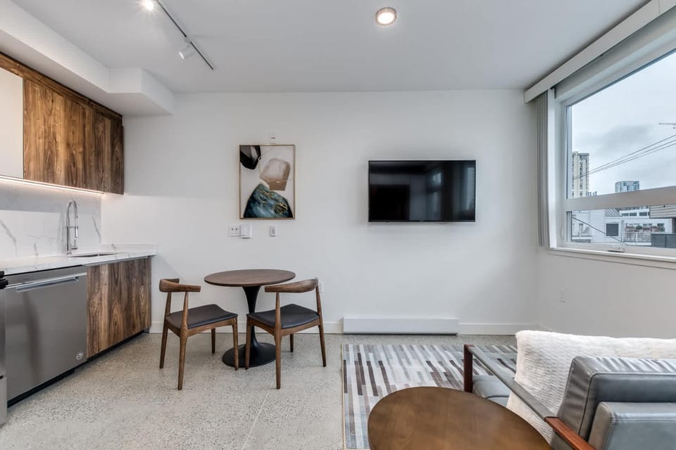 Modern Downtown Studio Walk to English Bay Apartment in Vancouver