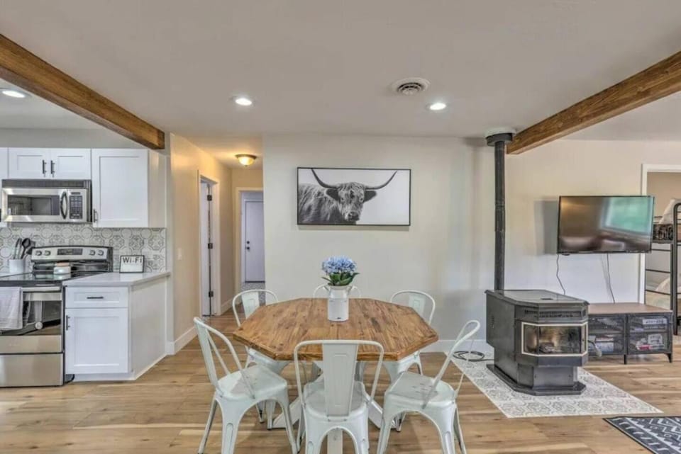 Dining area, fireplace